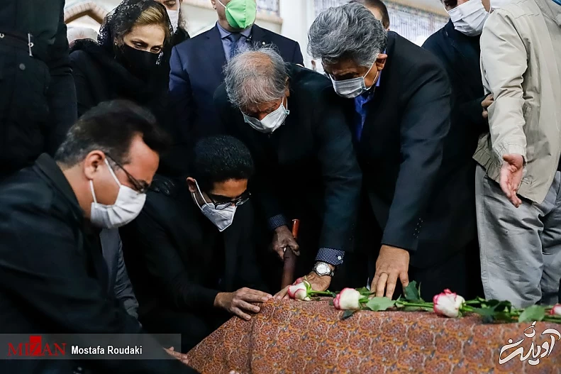 (تصاویر) همسر و فرزندان محمدرضا شجریان در مراسم وداع با پیکر استاد